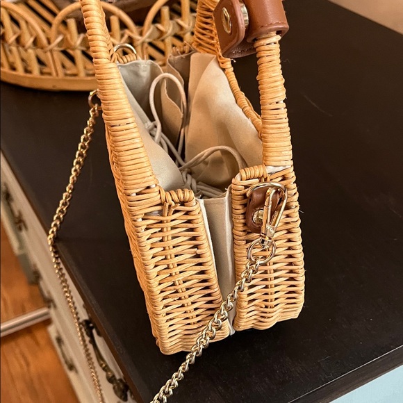 Chic Tan Woven Handbag with Chain Strap - Picture 4 of 4